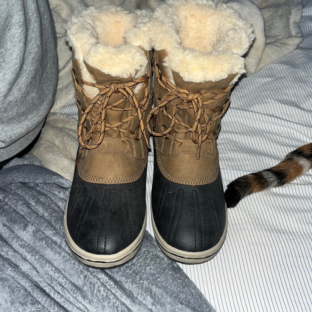 Women’s Snow boots size 10